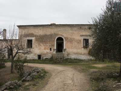 Non ci resta che lasciare la chiesetta per tornare sui nostri passi. La nostra meta � la masseria che avevamo costeggiato prima. La tenuta, il cui perimetro esterno ha un pallido colore rosa, presenta tre ingressi
